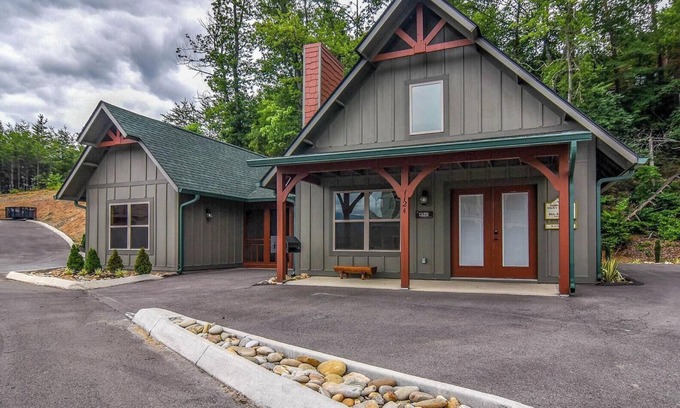 Pigeon Forge Resort | Blue Smoke View is a spacious ADA-friendly 3 bedroom cabin