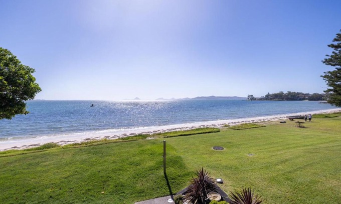 Soldiers Point Apartment | Boondelbah 4, 29 Soldiers Point Rd - waterfront bliss