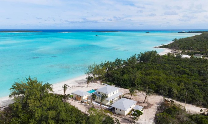 Rolleville Villa | Boundless, Beachfront, walk on the beach to restaurants & cocoplum sandbars!