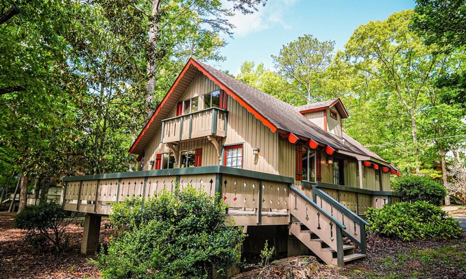 Pine Mountain House | Breathtaking Dog friendly chalet within walking distance of all amenities