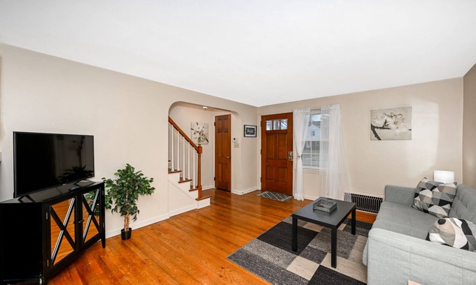 Cuyahoga Falls House | Bright 2 Bd Perfect for Traveling Professionals!