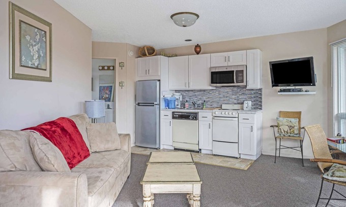 Napeague Apartment | Bright & Airy Studio APT w/Balcony & Bathtub