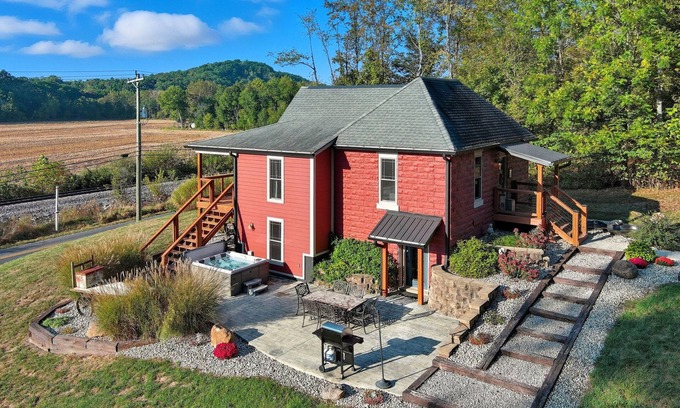Helmsburg House | Brown Co, Hot Tub, King Bed, Sleeps 10, Bumper Pool, 5 Smart TVs Firepit, Grill