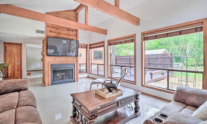 Briarcrest Estates Cottage | Bryan Home w/Deck & Yard ~ 4 Mi to Texas A & M!