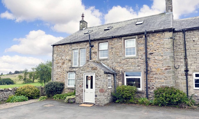 Gilsland Cottage | BUSH NOOK HOUSE, pet friendly, with hot tub in Brampton, Cumbria