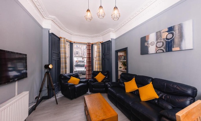 Leith Apartment | Calton Hill Victorian Old Town Apartment
