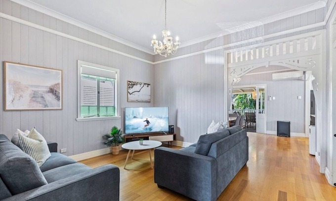 Camp Hill House | Camphill Retreat - 3BD, 7Km to Brisbane CBD