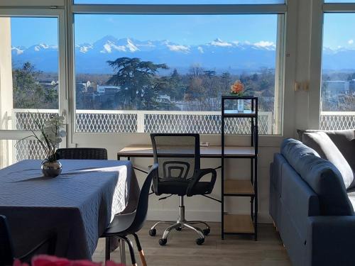 Tarbes Apartment | Cap Sud - 53m2- VUE PYRENEES- HYPERCENTRE-WIFI FIBRE -Nouvelle literie
