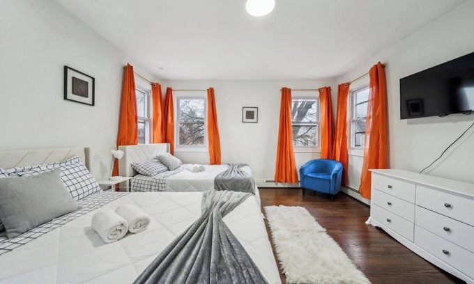 Weequahic Cottage | Capacity for 20 people near the airport