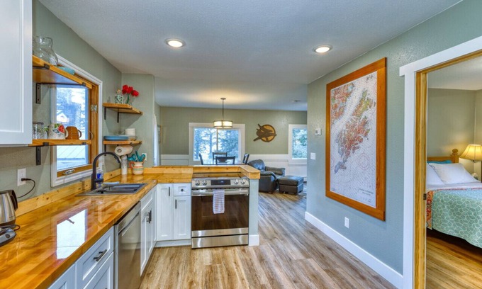 Kodiak House | Captivating Coastline 2 BR Retreat wth Ocean View