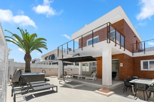 Puerto Marino Villa | Casa Bos Flamingo Pool and Jacuzzi