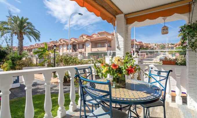 Los Arenales del Sol House | Casa Pista