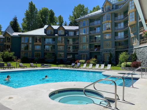 Village North Hotel | Cascade Lodge suite WIFI cable TV 2 hot tubs pool gym sauna bike & ski room