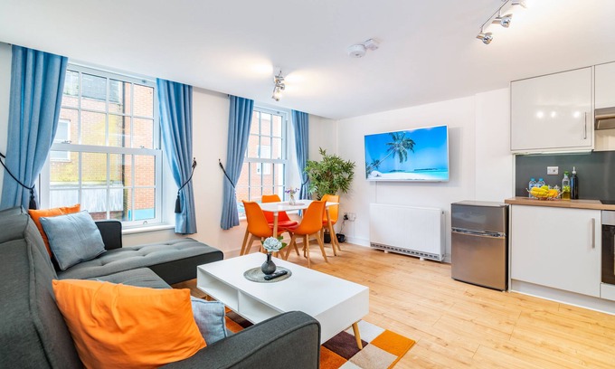 Andover Apartment | Central Apartment, 4k 55” Smart TV + Netflix + Amazon Prime TV, Super King Bed