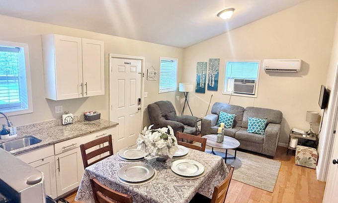 North Charleston Apartment | Central/Charming Apt 2 Br/1 Bath.Close to Airport 15min. Private Entry