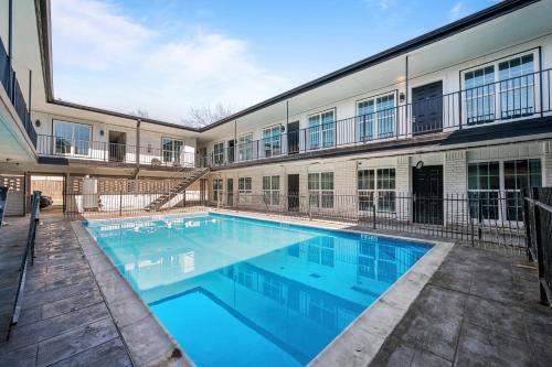 Houston Heights Apartment | Central Heights 2BR Oasis with Pool & Free Park