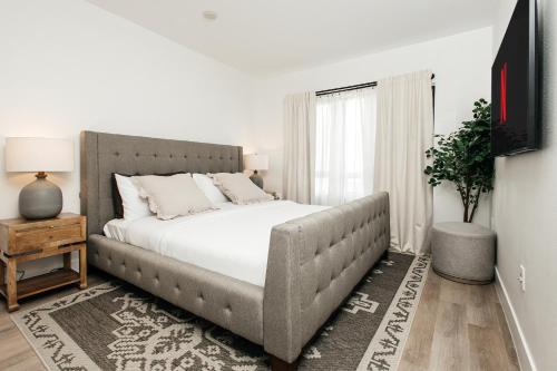 Miracle Mile Apartment | Central Quality 2 BD Apartment