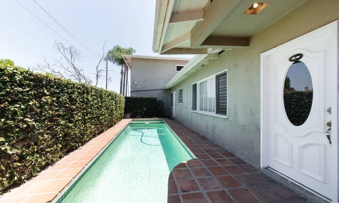 Eastside House | Centrally located in Long Beach, between LA and Orange County-with dipping Pool.