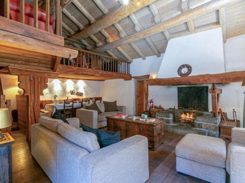 Val-d'Isere Ski Chalet | Chalet 17°C restauré, 4 ch, au cœur du vieux Val-d'Isère, grande cheminée, proche pistes, parking, WiFi - FR-1-694-358