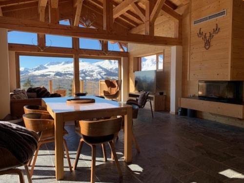Arc-1800 Ski Chalet | Chalet spacieux rénové · Terrasse · Wifi gratuit - FR-1-346-570