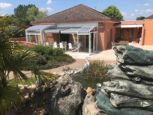 Varetz Bed & Breakfast | Chambres d'Hôtes La Coloniale