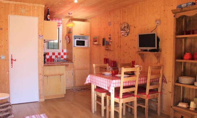 Les Claux Apartment | Charmant studio à Vars Les Claux, proche commodités et pistes, balcon en rez-de-chaussée - FR-1-330B-130