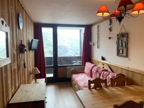 Les Menuires Apartment | Charmant studio cabine aux Ménuires, pied des pistes, balcon, animaux permis, accès télébenne gratuit - FR-1-452-43