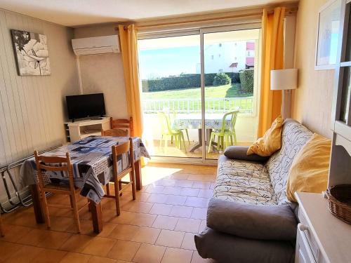 Cap d'Agde Apartment | Charmant T2 Cabine Climatisé, Piscine, Parking, à 30m de la Mer, pour 5 Pers, Terrasse Orientée Sud - FR-1-607-100