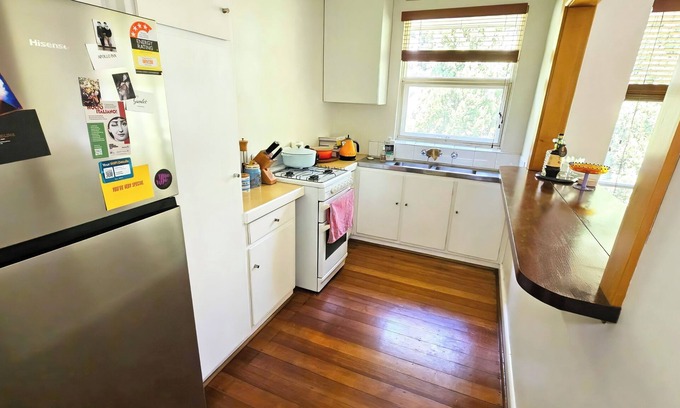 St Kilda West Apartment | Charming 1-bedroom apartment in enchanting St Kilda with AC, WiFi