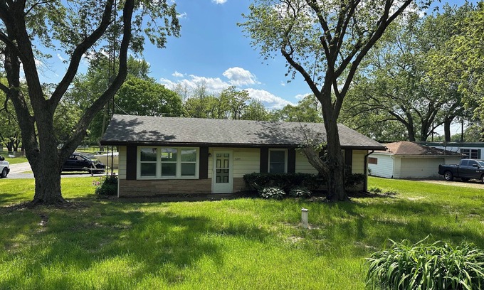 Morris House | Charming 3-bedroom Corner house in Morris/Minooka