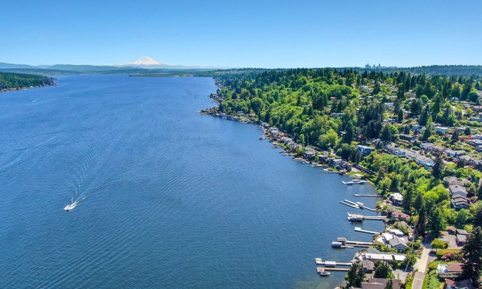 Lake Forest Park House | Charming 4-bedroom bungalow with AC, office, fireplace & lake view