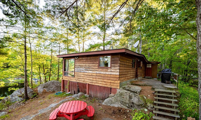 Gravenhurst Cottage | Charming and bright 3 bedroom cottage in Gravenhurst Muskoka