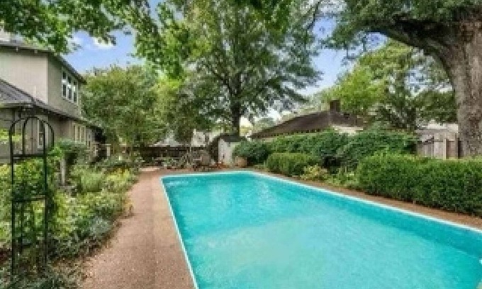 Vollintine-Evergreen House | Charming Cottage near Memphis zoo and restaurants