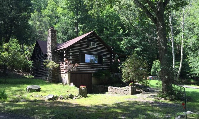 East Stroudsburg Cabin | Charming Creekside family cabin, 15 minutes to falls, golf, waterfalls & more.