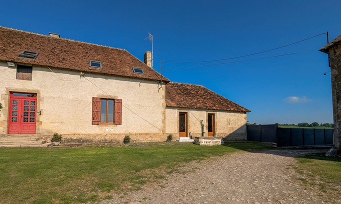 Cluis Cottage | Charming Farmhouse Retreat with Enclosed Garden, A/C, and Farm Tours in Berry