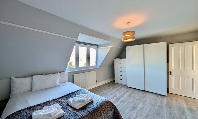 London Borough of Bromley Apartment | Charming Flat in Bromley with Parking