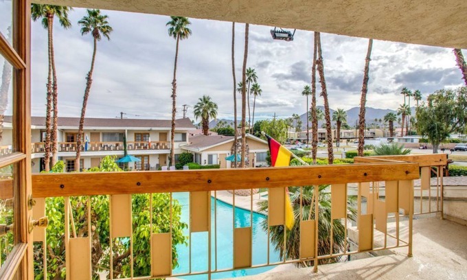 Palm Desert Hotel | Charming hotel with pool, hot tub, putting green and cafe'