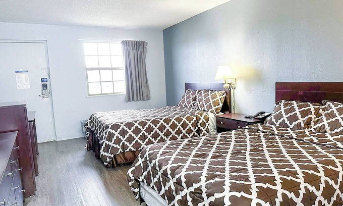 Madisonville Hotel | Charming Pet-Friendly Room with Ample Truck Parking and Private Bathroom