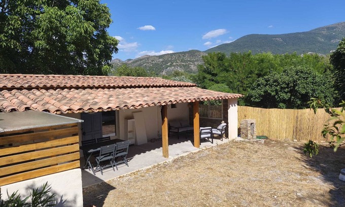Mezel Cottage | Charming Provencal country house in the heart of the Alps de Haute Provence 3*.
