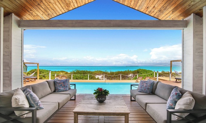 Jimmy Hill House | ✨CHRISTMAS SPECIAL! ✨Oceanfront 5BR Luxury Villa with Infinity Pool & Hammocks!