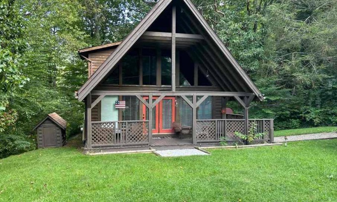 Maggie Valley House | Cierra Falls Lodge-Creekside Retreat w/Views! Pet Friendly and Easy Access