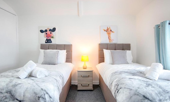 St. Thomas House | City Access - 3 Beds - Parking - Smart TVs