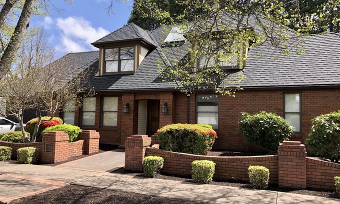Harlow House | Classy 5 bedrooms -sleeps 10- walk to Autzen, UO, Hayward
