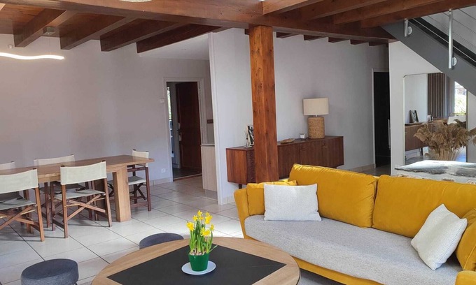 Le Chambon-sur-Lignon Villa | Comfortable garden house with veranda and jacuzzi