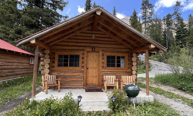 Cooke City-Silver Gate Cabin | Comfy cabin is situated on the Silver Gate property which overlooks 10,000ft tall mountain peaks surrounding the town.