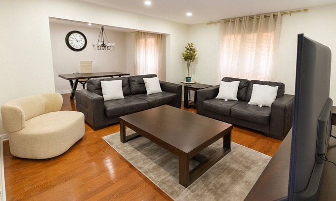 Orangeville House | Comfy & Spacious 4BR Family Home w/Patio Made for You! 10 min walk to Hospital