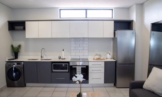 Menlo Park Apartment | Contemporary Spacious & Comfortable Apartment