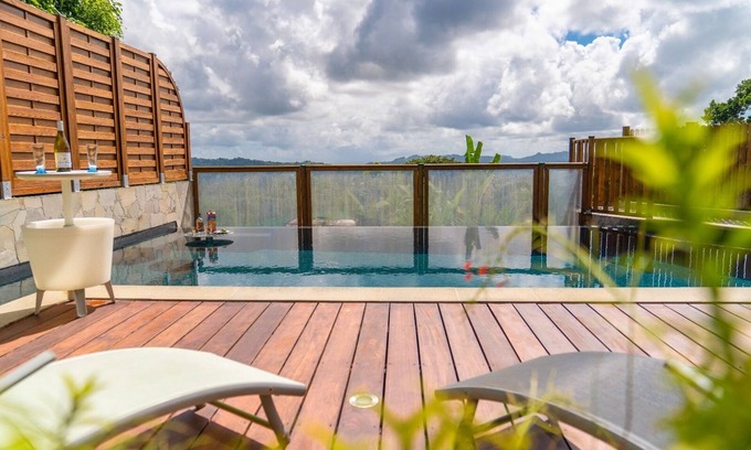 Saint-Joseph Apartment | Corail et son bar à Punch Dans la Piscine