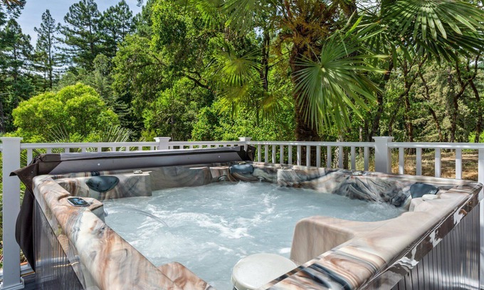 Hacienda House | Cosmo Retreat~Stylish Fun in the Redwoods w/BocceBall/HotTub/Pup/WiFi/AC