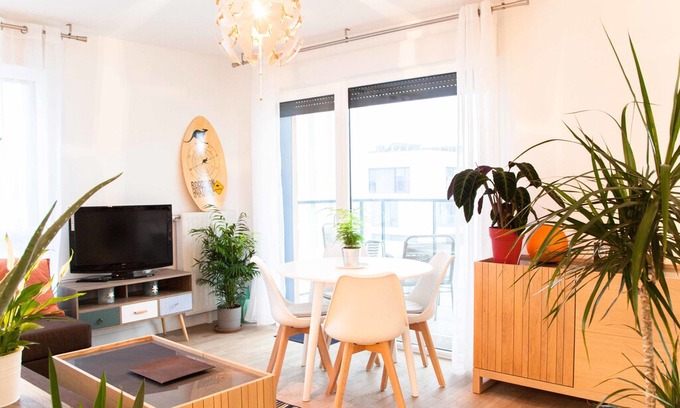 Gennevilliers Apartment | Cosy 47m² with balcony and WIFI near Paris